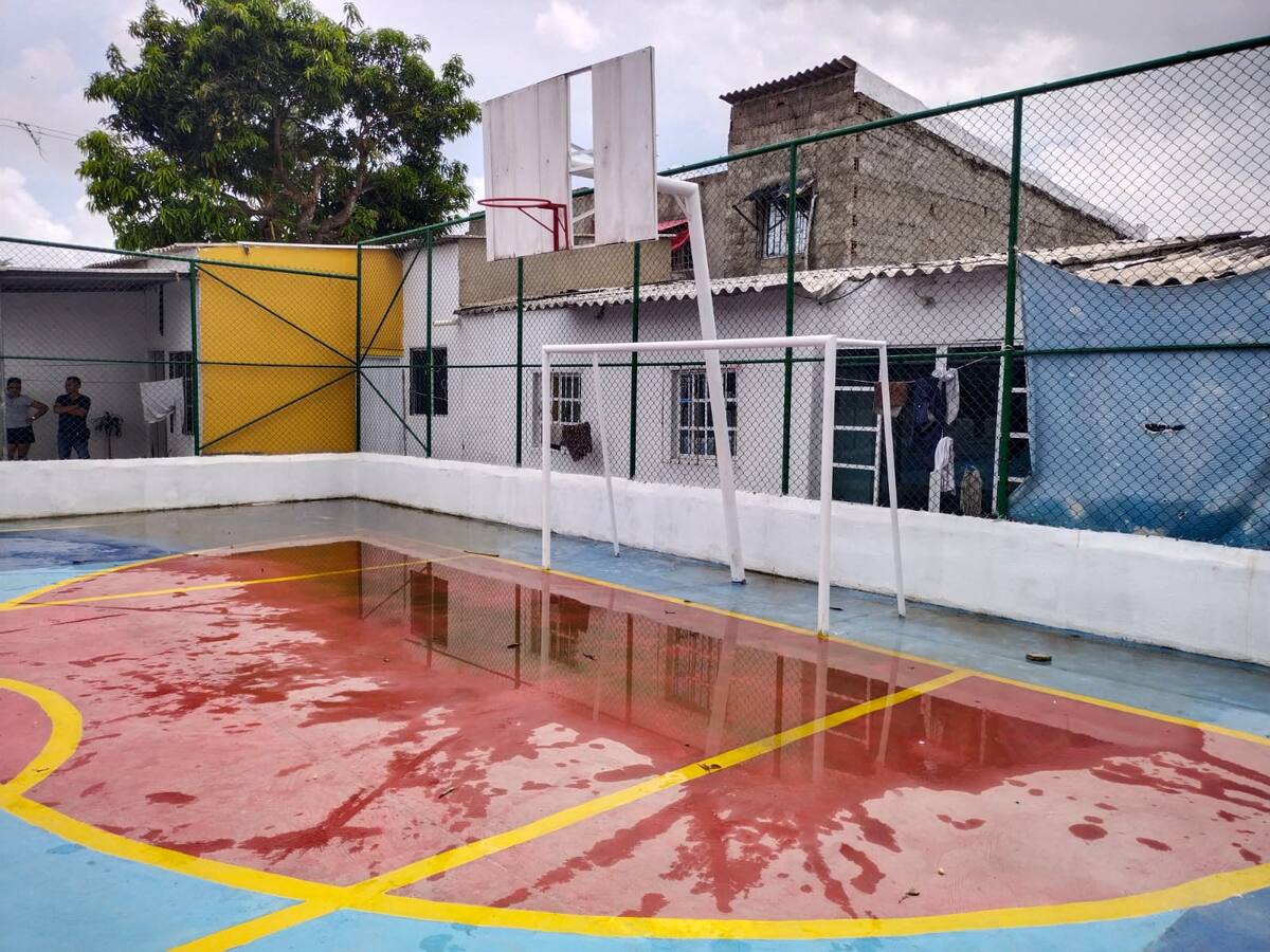 En vilo entrega de cancha múltiple en Cartagena por aguas empozadas y desniveles