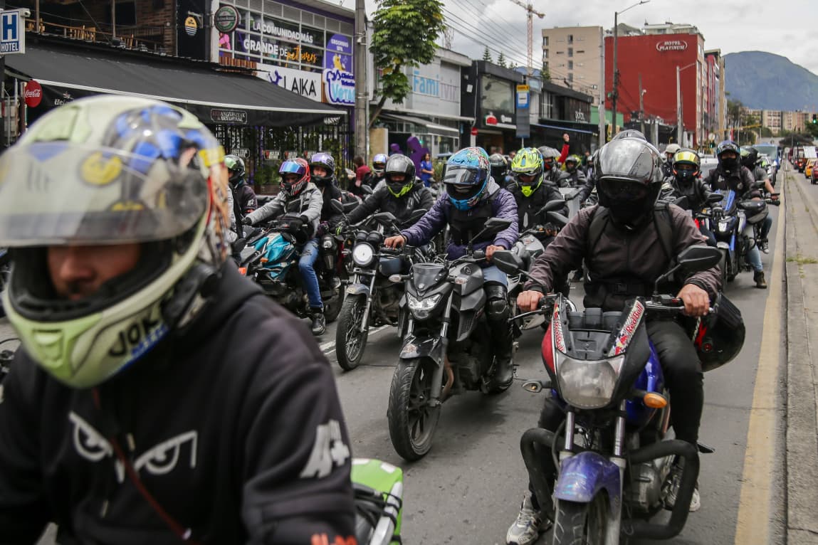 Integrantes del gremio de moteros realizaron un plantón frente al centro de convenciones Ágora, en protesta por las restricciones impuestas por la Alcaldía de Bogotá con motivo de la celebración de Halloween. (Colprensa - Catalina Olaya)