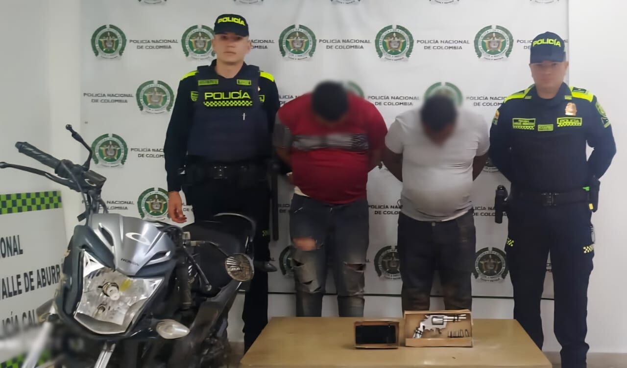 Dos hombres fueron capturados al intentar atracar a exalcalde de Caldas, Antioquia. Foto: Policía Meval.