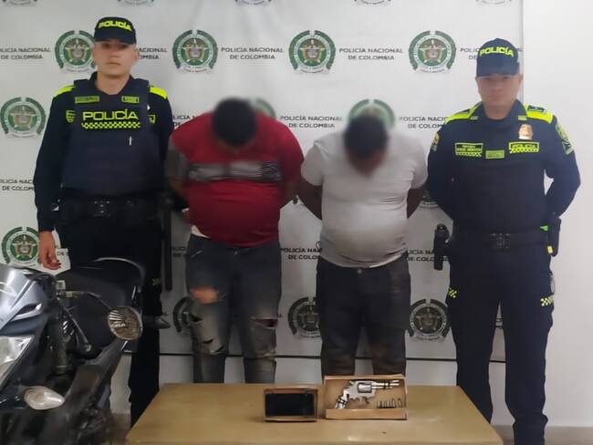 Dos hombres fueron capturados al intentar atracar a exalcalde de Caldas, Antioquia. Foto: Policía Meval.