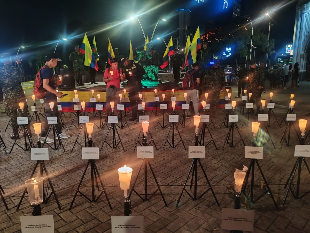 Velatón en Cali en memoria de quienes perdieron la vida en el accidente aéreo en Puerto Leguízamo