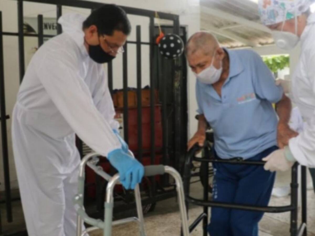 Personas en condición de discapacidad reciben elementos de apoyo