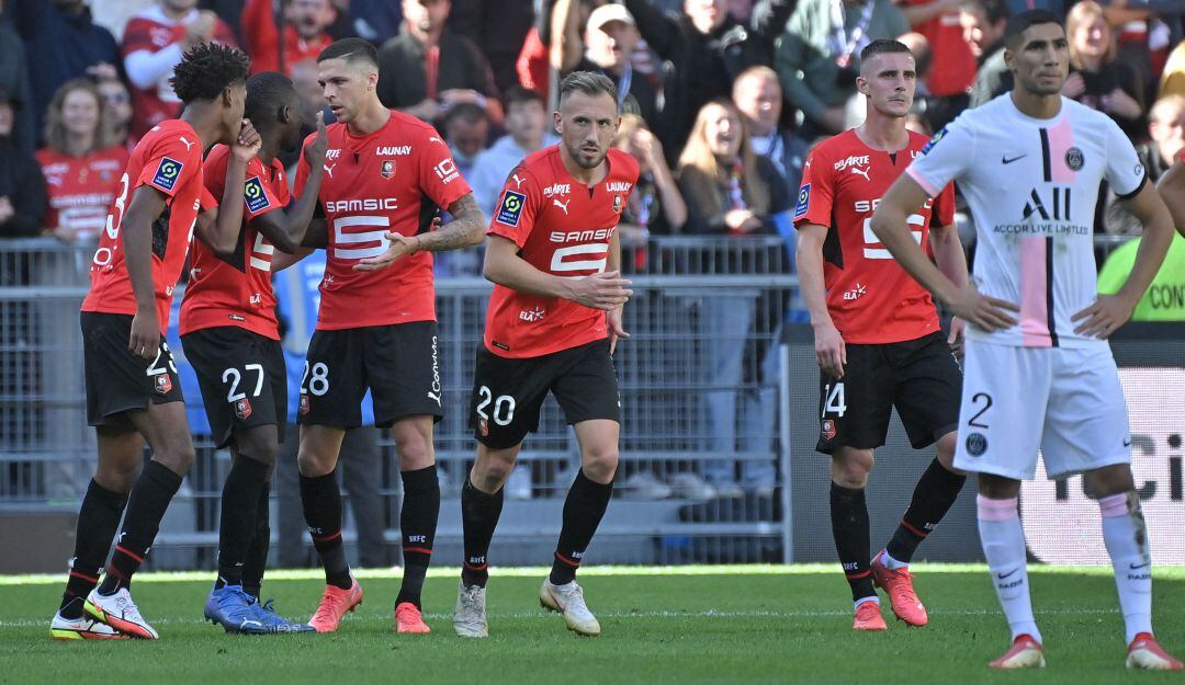 Los jugadores del Rennes festejan su segunda anotación ante el PSG.