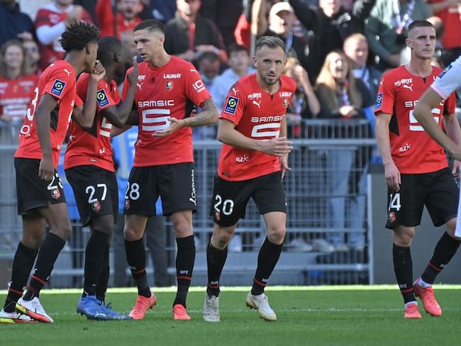Los jugadores del Rennes festejan su segunda anotación ante el PSG.