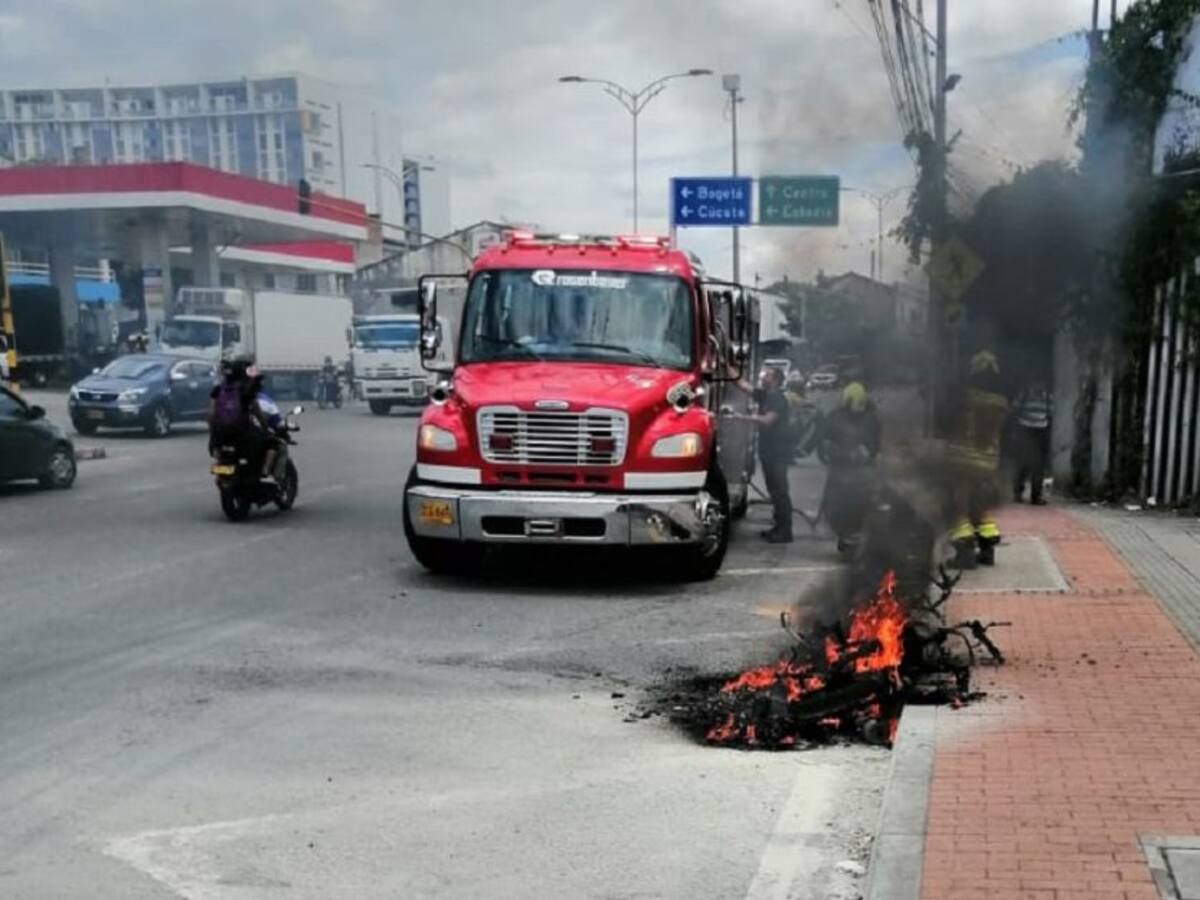 VIDEO: Bomberos controló incendio de motocicleta