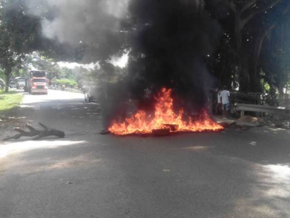 Bloquean carretera entre Cartagena y San Onofre por inconformismo en elecciones en Marialabaja