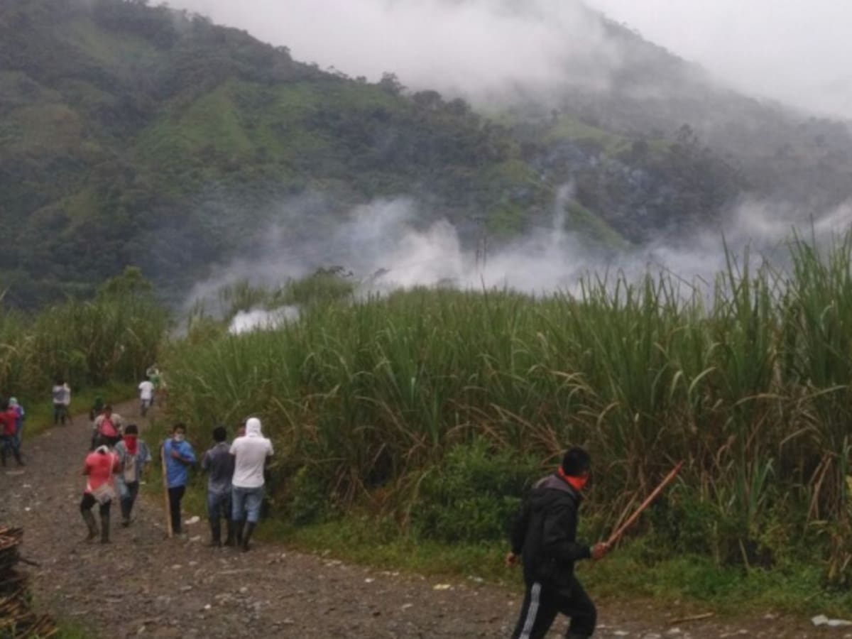 Indígenas y campesinos se enfrentan en la vía a Tumaco