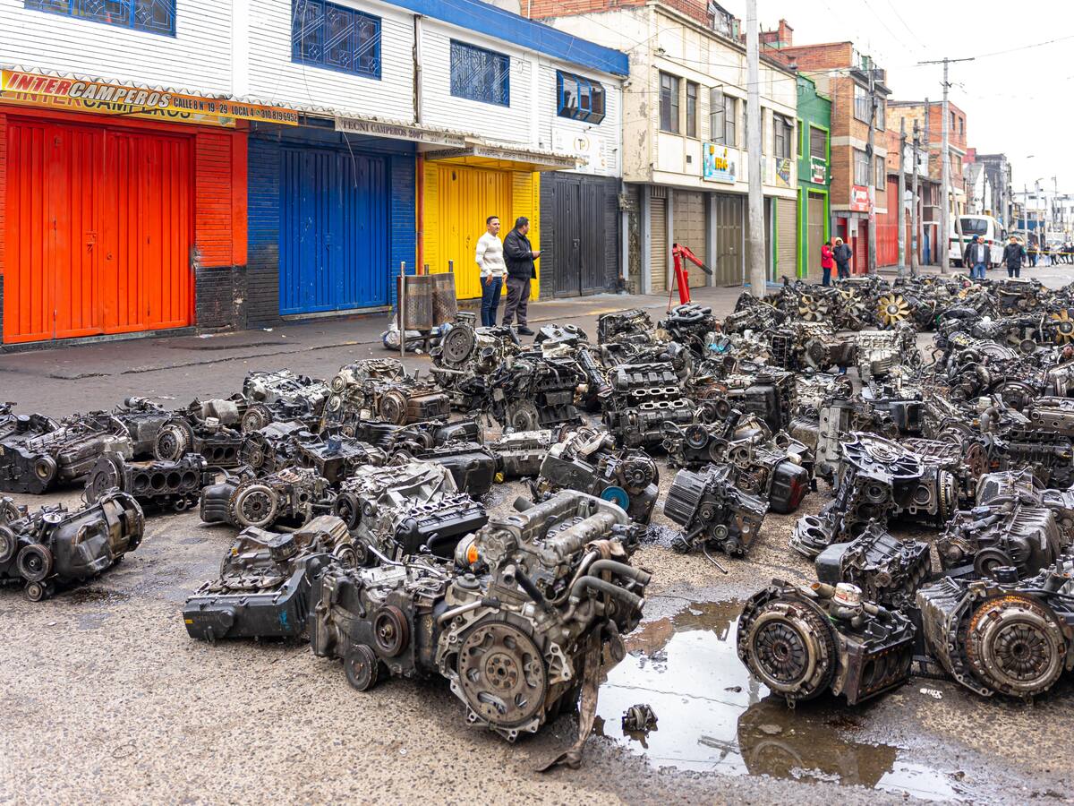 Golpe contra el tráfico de autopartes robadas en Bogotá: más de 250 motores fueron encontrados
