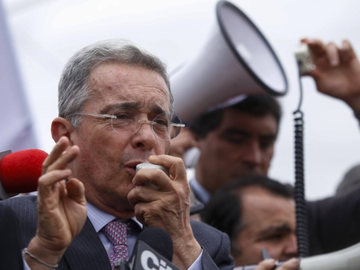 Uribe convoca plantón de banderas negras el 20 de julio
