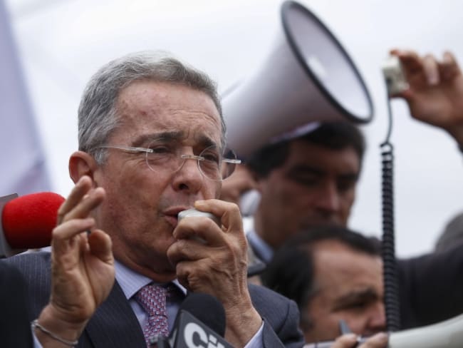 Uribe convoca plantón de banderas negras el 20 de julio