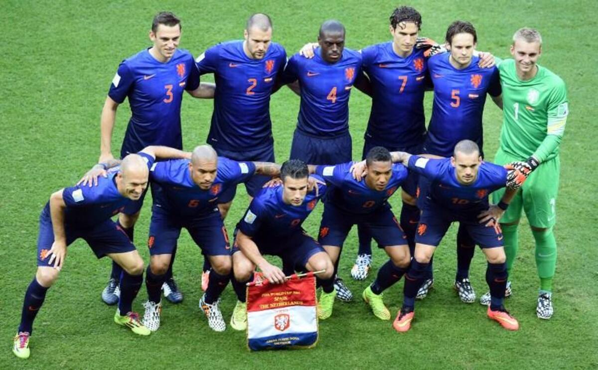 Xabi Alonso marcó desde el punto penal y puso a ganar a España. Van Persie marcó dos para Holanda, Robben también anotó doblete y De Vrij puso su cuota.
