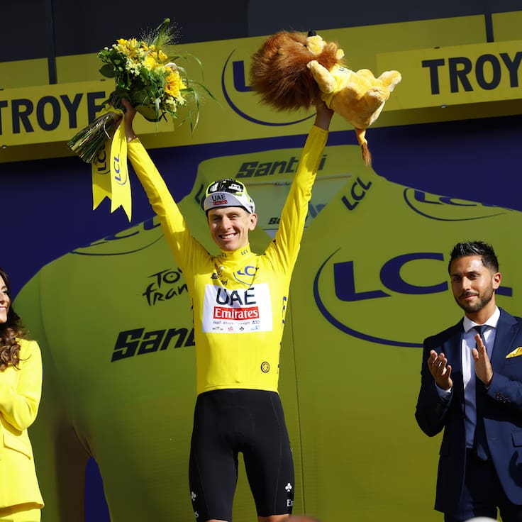 Troyes (France), 07/07/2024.- Slovenian rider Tadej Pogacar of UAE Team Emirates celebrates in the overall leader&#039;s yellow jersey on the podium after the ninth stage of the 2024 Tour de France cycling race over 199km from Troyes to Troyes, France, 07 July 2024. (Ciclismo, Francia, Eslovenia) EFE/EPA/KIM LUDBROOK