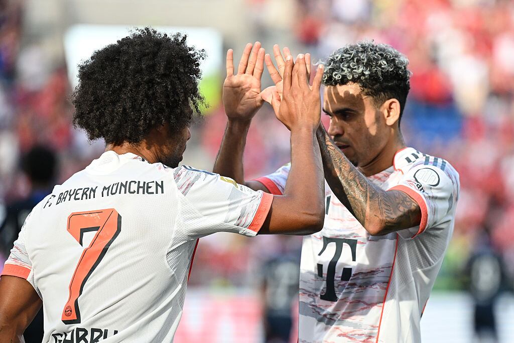 Serge Gnabry y Luis Díaz en celebración del cuarto gol de Bayern Munic / Getty Images