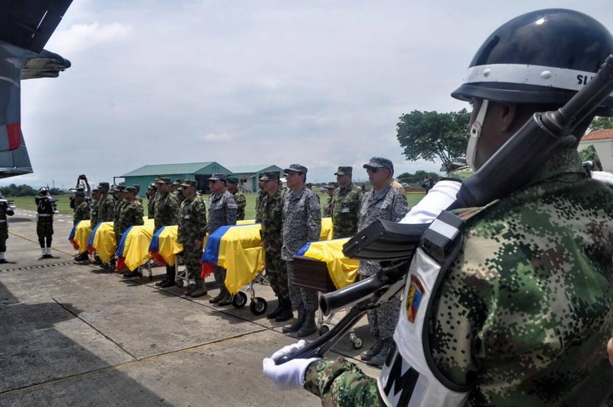 Miembros del Ejército y la Fuerza Aérea despidieron los feretros de los soldados asesinados por las Farc en una emboscada en  Buenos Aires, Cauca.