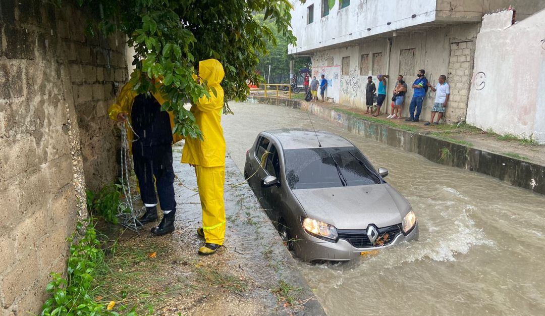 Los vecinos del sector rescataron ilesos a una persona adulta y dos menores de edad que se encontraban en el automotor en Blas de Lezo