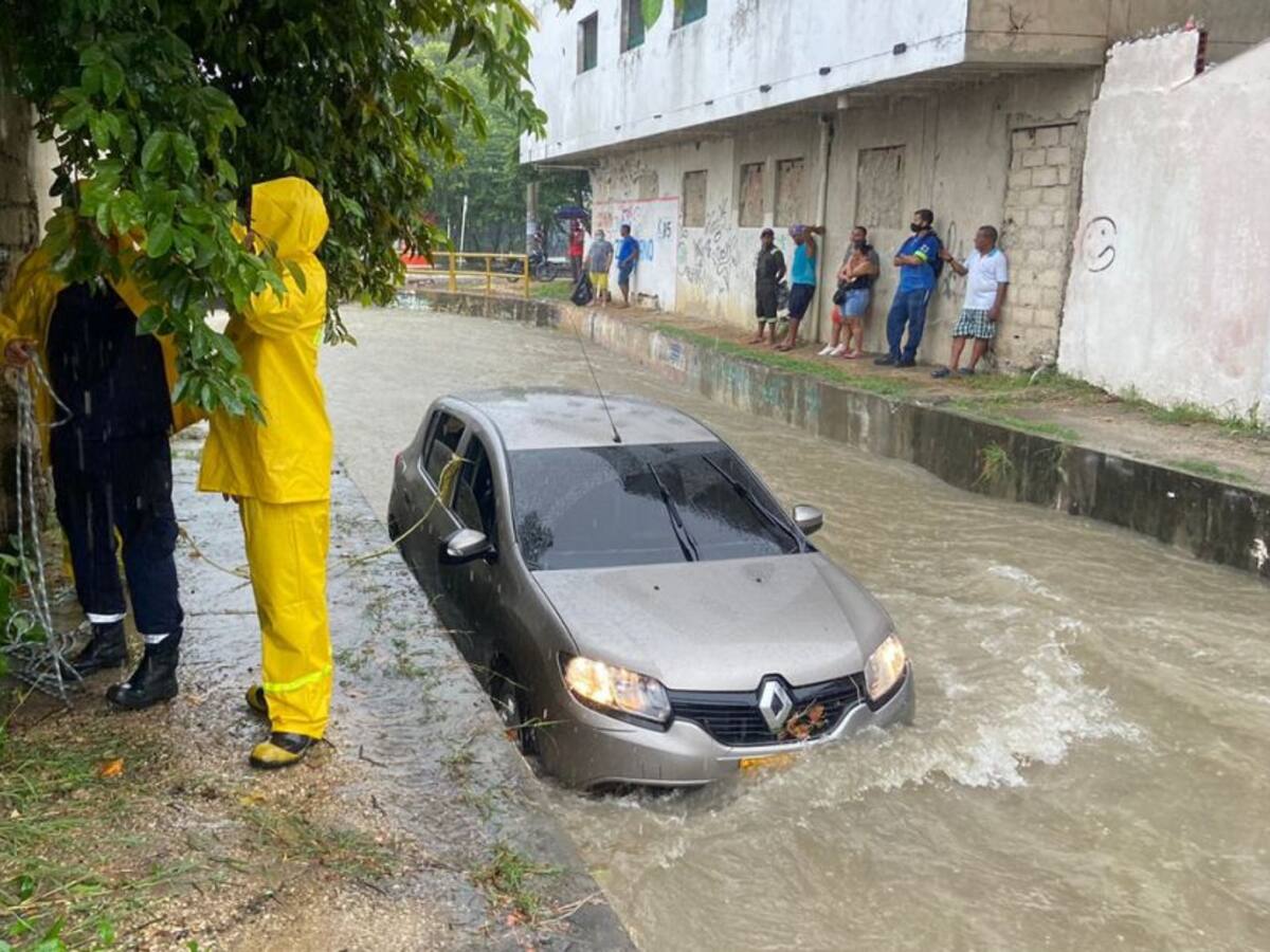 Rescataron vehículo que era arrastrado por un arroyo en Cartagena