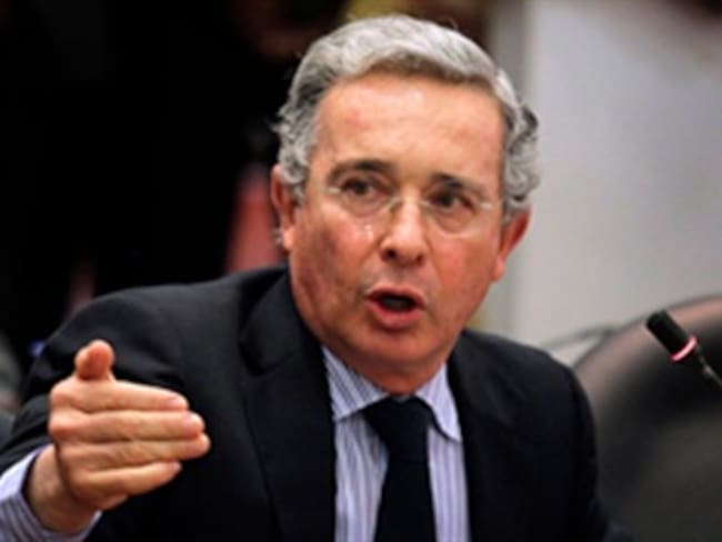 Uribe empezó su trabajo como senador criticando al Gobierno