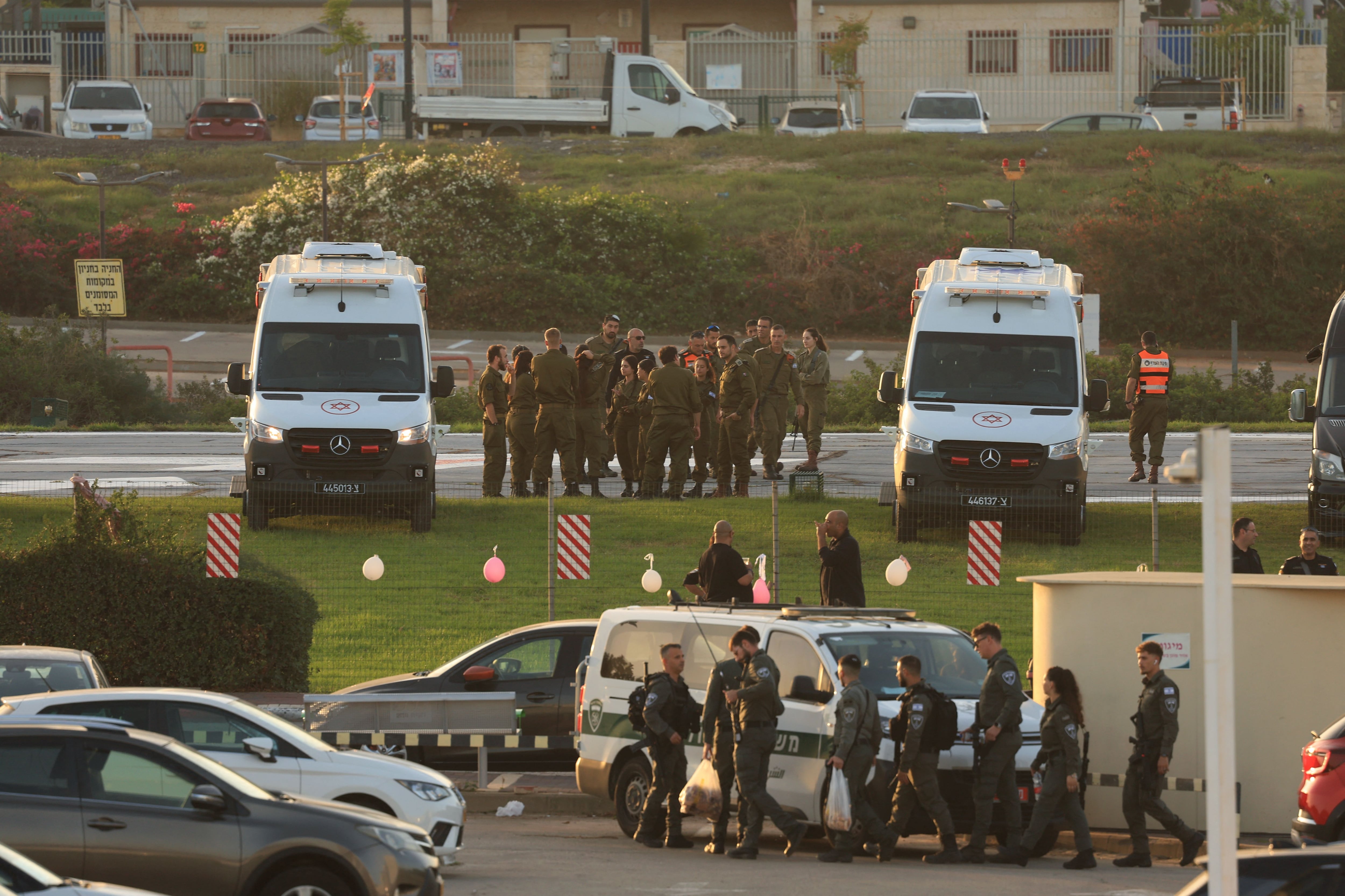 Fuerzas de seguridad israelíes junto a ambulancias frente al helipuerto del centro médico Schneider de Tel Aviv. (Foto de FADEL SENNA/AFP vía Getty Images)