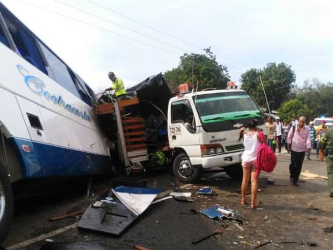 Decenas de personas son evacuadas de un bus accidentado en el Magdalena