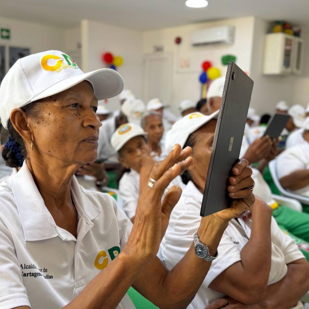 Adultos mayores de Cartagena fortalecen habilidades digitales
