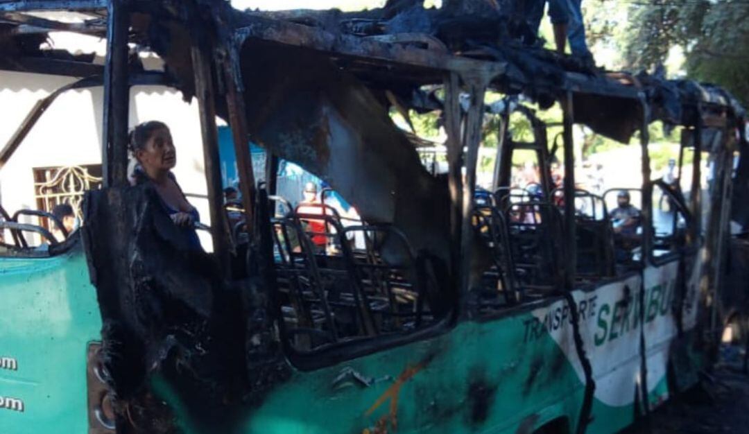 Bus de la empresa Servibus que se incendió en accidente de tránsito.