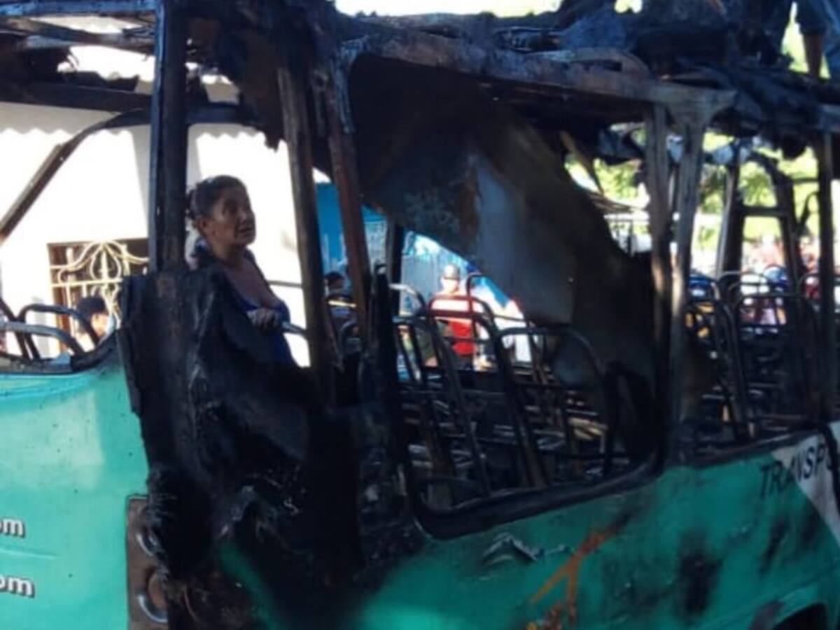 Dos heridos al chocar un bus y una moto en Barranquilla