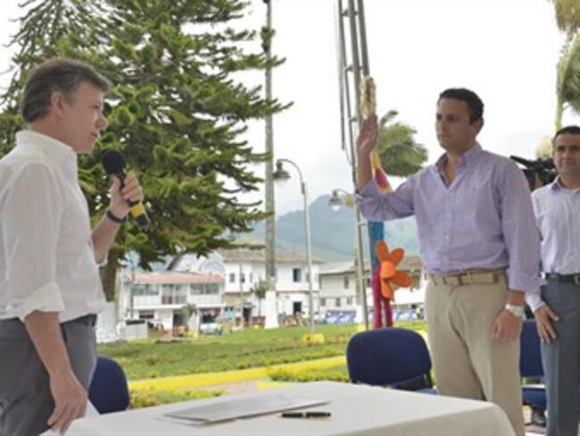 Santos posesionó a Juan Carlos Mira como alto consejero para las regiones