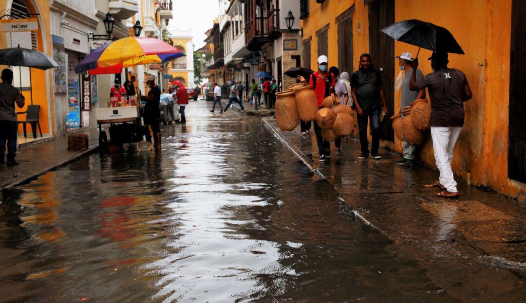 Calle inundada por fuertes lluvias