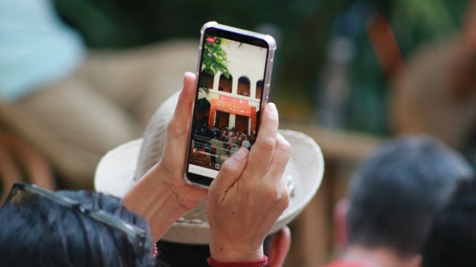 Los celulares se convierten una alternativa de registro para los asistentes que quiere llevarse un recuerdo