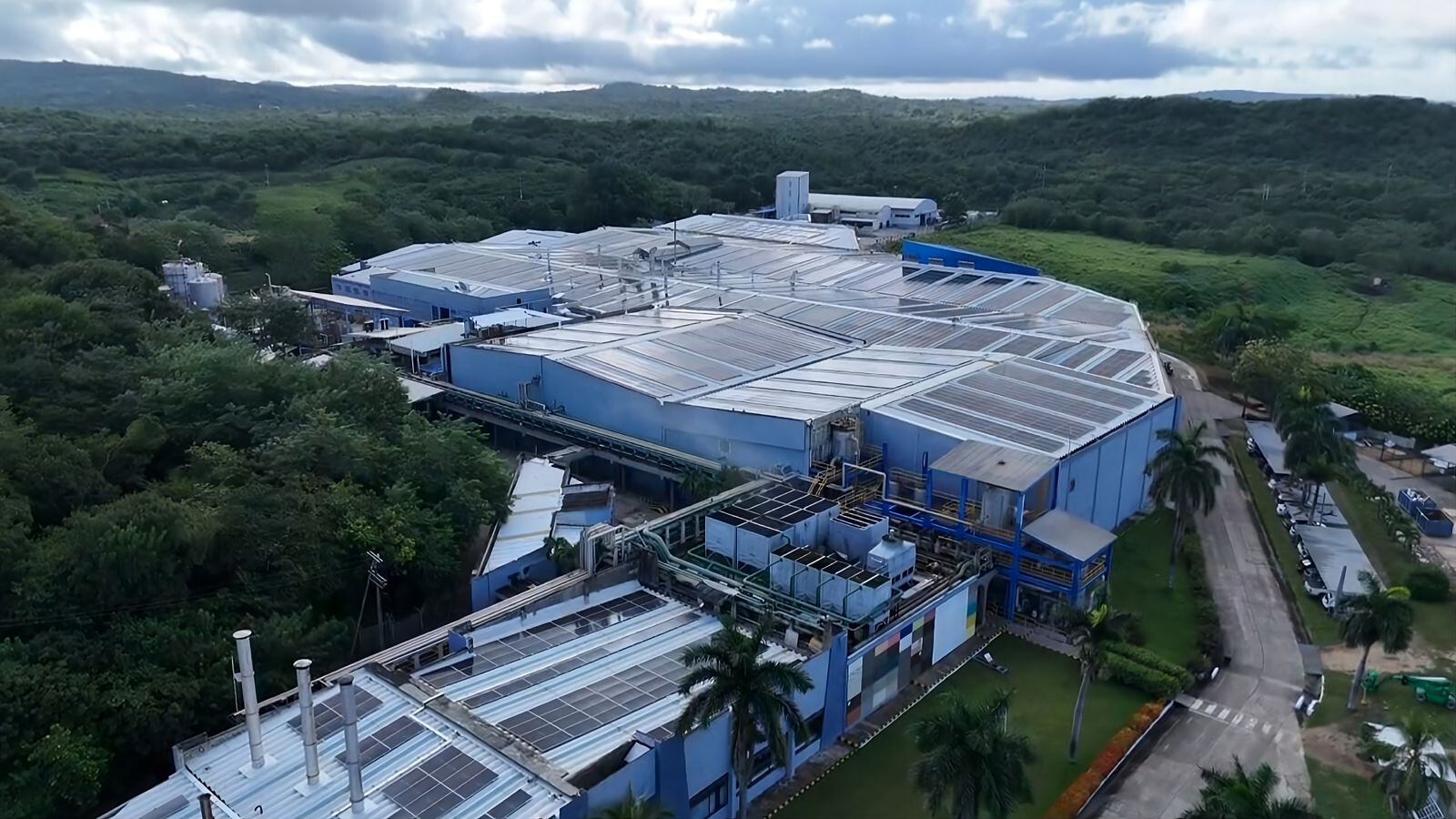 Inauguran proyecto de autogeneración solar fotovoltaica con cambio de cubiertas más grande del país