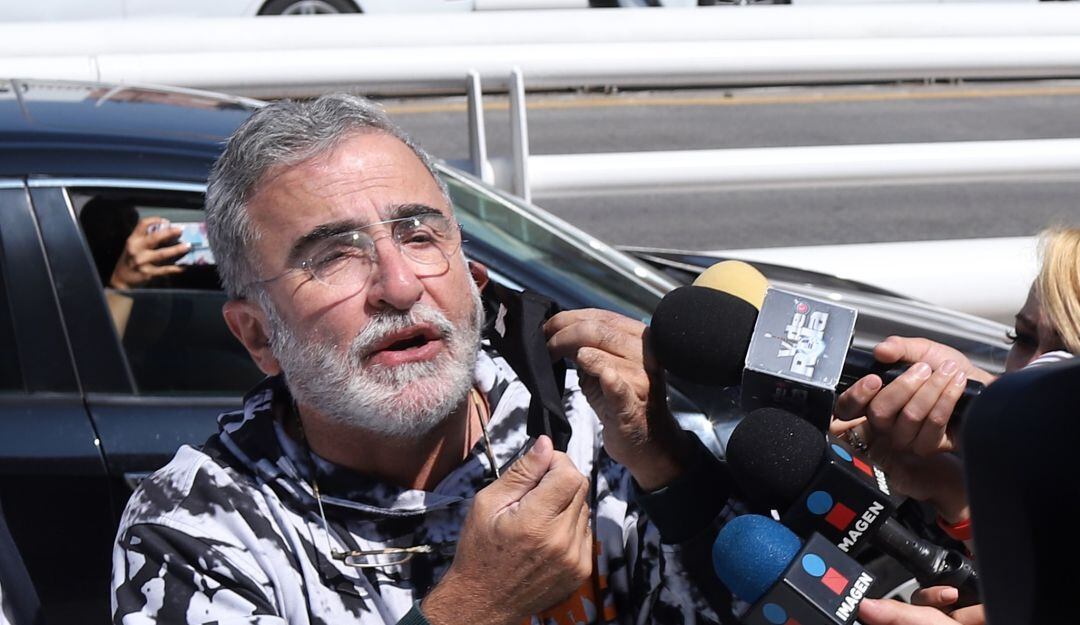 Vicente Fernández Jr, habla ante los medios de comunicación, en el exterior del Hospital Country 2000, en Guadalajara, México