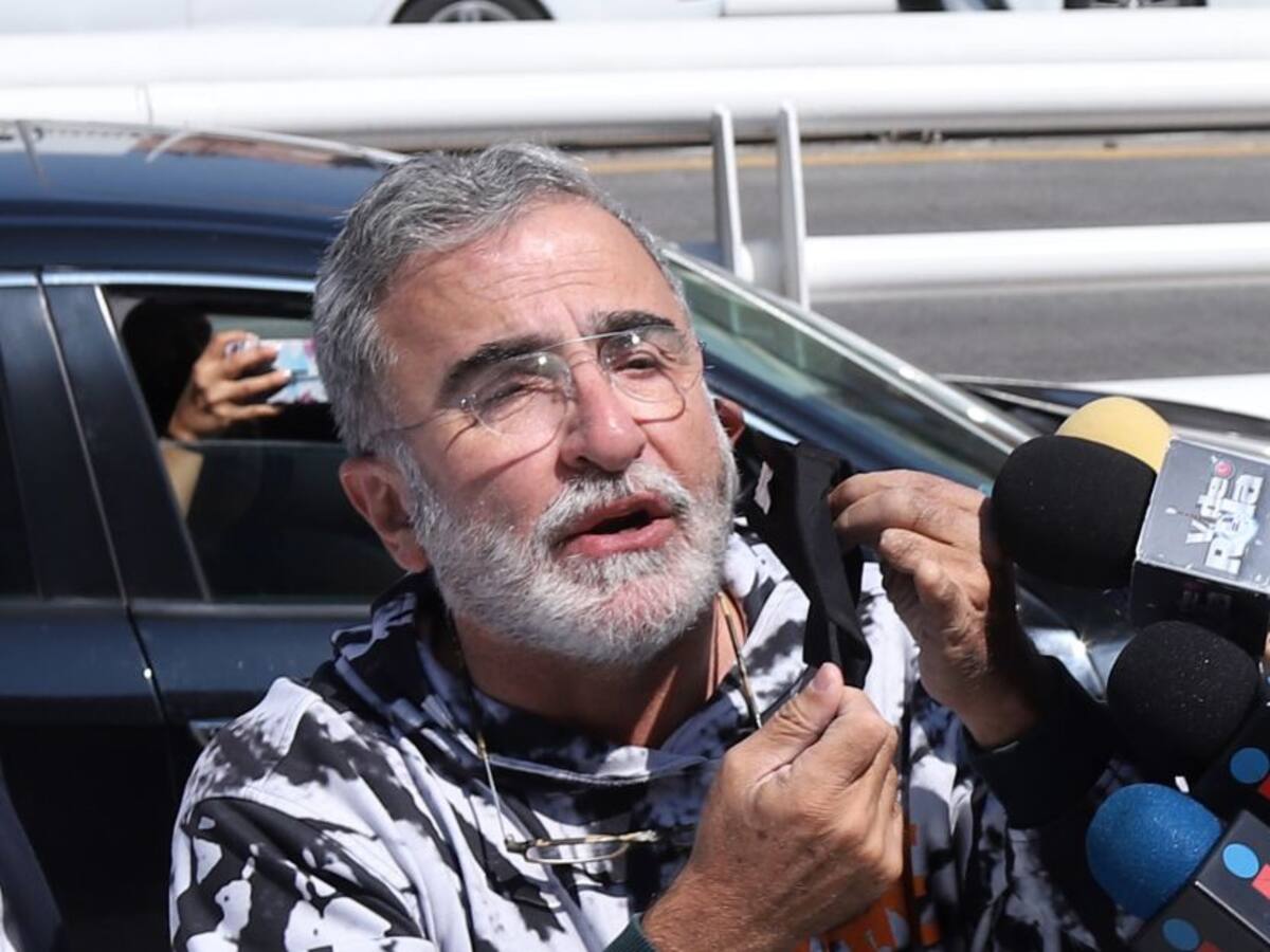 Vicente Fernández responde bien al tratamiento tras caída, dice su hijo