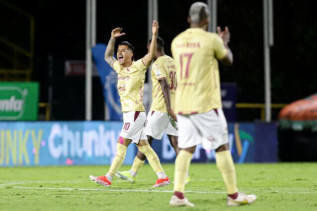 Yeison Guzmán celebra el primer gol del partido del Tolima / Colprensa.