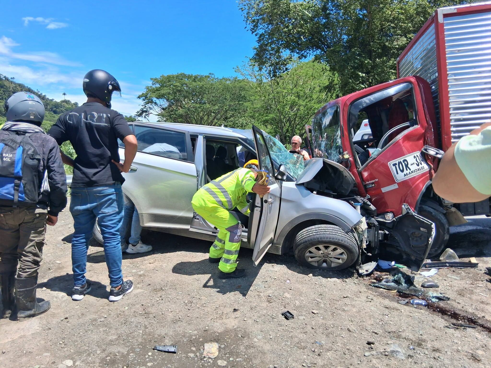 Siniestro vial sobre la Concesión Pacífico 3, entre Antioquia y Caldas. Foto: Facebook Bomberos Supía.