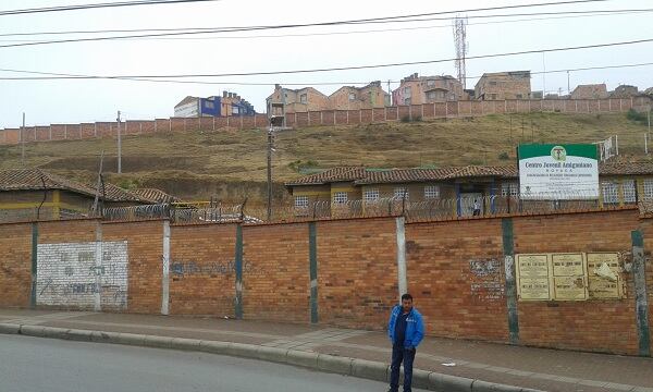Un violento amotinamiento en la Casa del Menor Marco Fidel Suárez terminó con infraestructura destruida, un profesor hospitalizado y varios adolescentes judicializados.