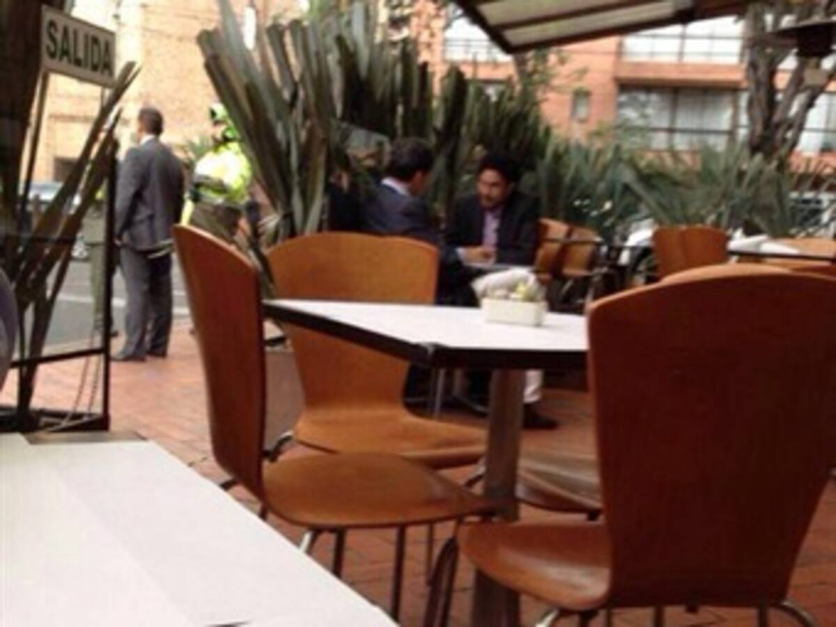 Cepeda denuncia seguimientos a él y al comisionado de paz