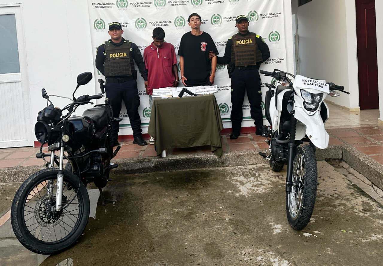 Cayeron “Chiquito Malo” y “El Cachaco” con arma, motos y panfletos en Bolívar