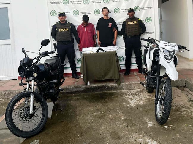 Cayeron “Chiquito Malo” y “El Cachaco” con arma, motos y panfletos en Bolívar