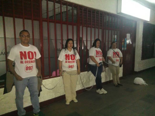 Comerciantes de Villamaría protestan encadenados a la entrada de la alcaldía