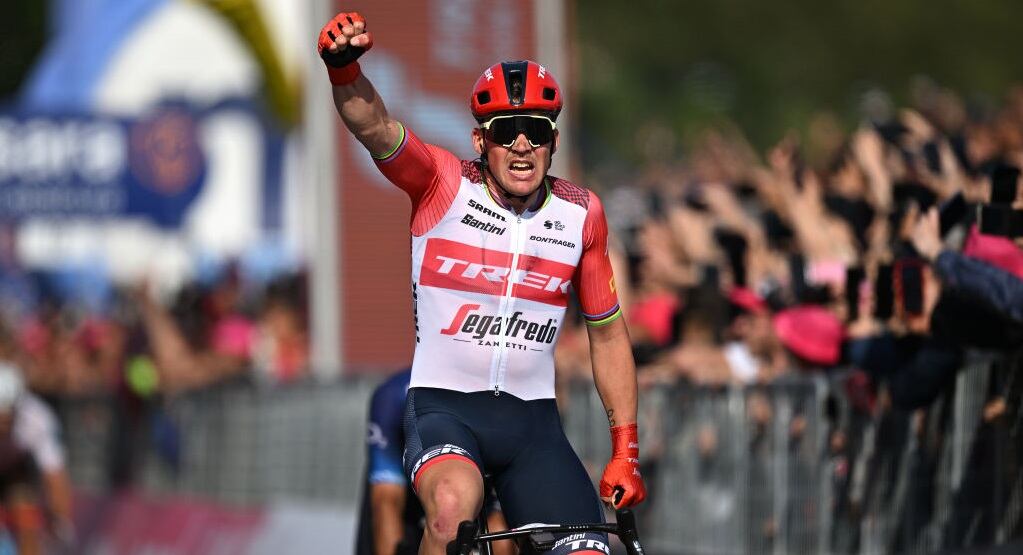 El danés Mads Pedersen celebra su triunfo en la sexta etapa del Giro de Italia (Photo by Stuart Franklin/Getty Images,)