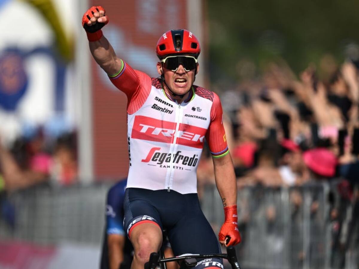 Mads Pedersen remonta en el sprint y conquista tierras napolitanas