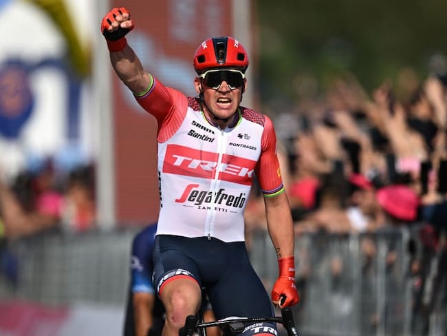 El danés Mads Pedersen celebra su triunfo en la sexta etapa del Giro de Italia (Photo by Stuart Franklin/Getty Images,)