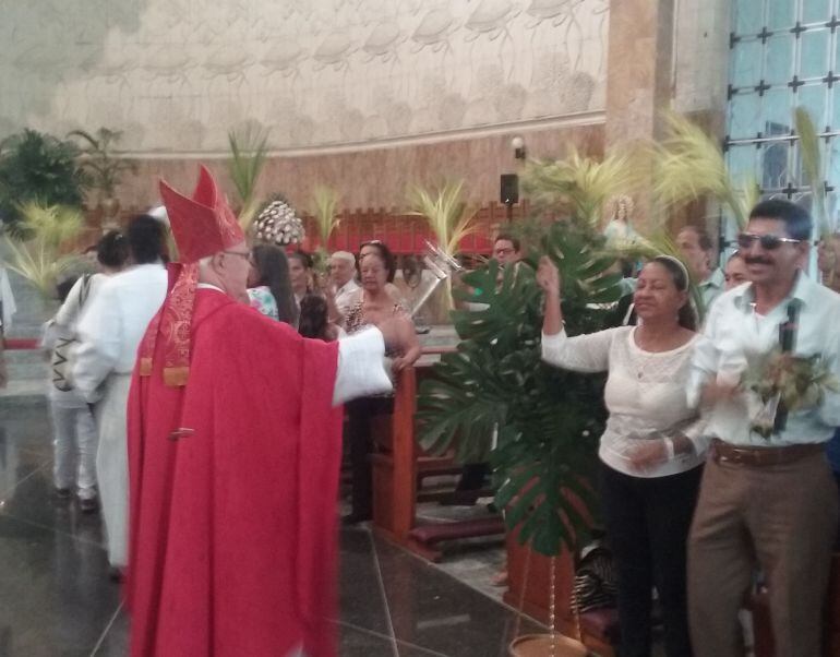 La gente madrugó a la eucaristía de bendición de los ramos en la Catedral María Reina.