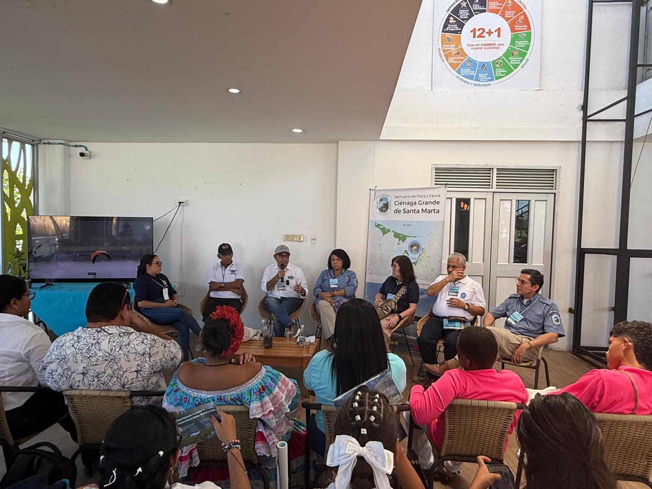 Participantes del foro 'Agua y Cultura, Voces de la Ciénaga Grande de Santa Marta' en Puebloviejo