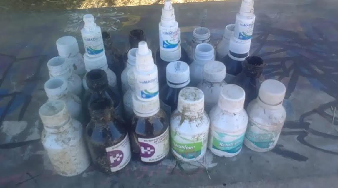 Al menos 200 frascos vacíos de jarabes fueron hallados durante una jornada de limpieza en Yarumal, Antioquia. Foto: Concejal Francisco Olaya.