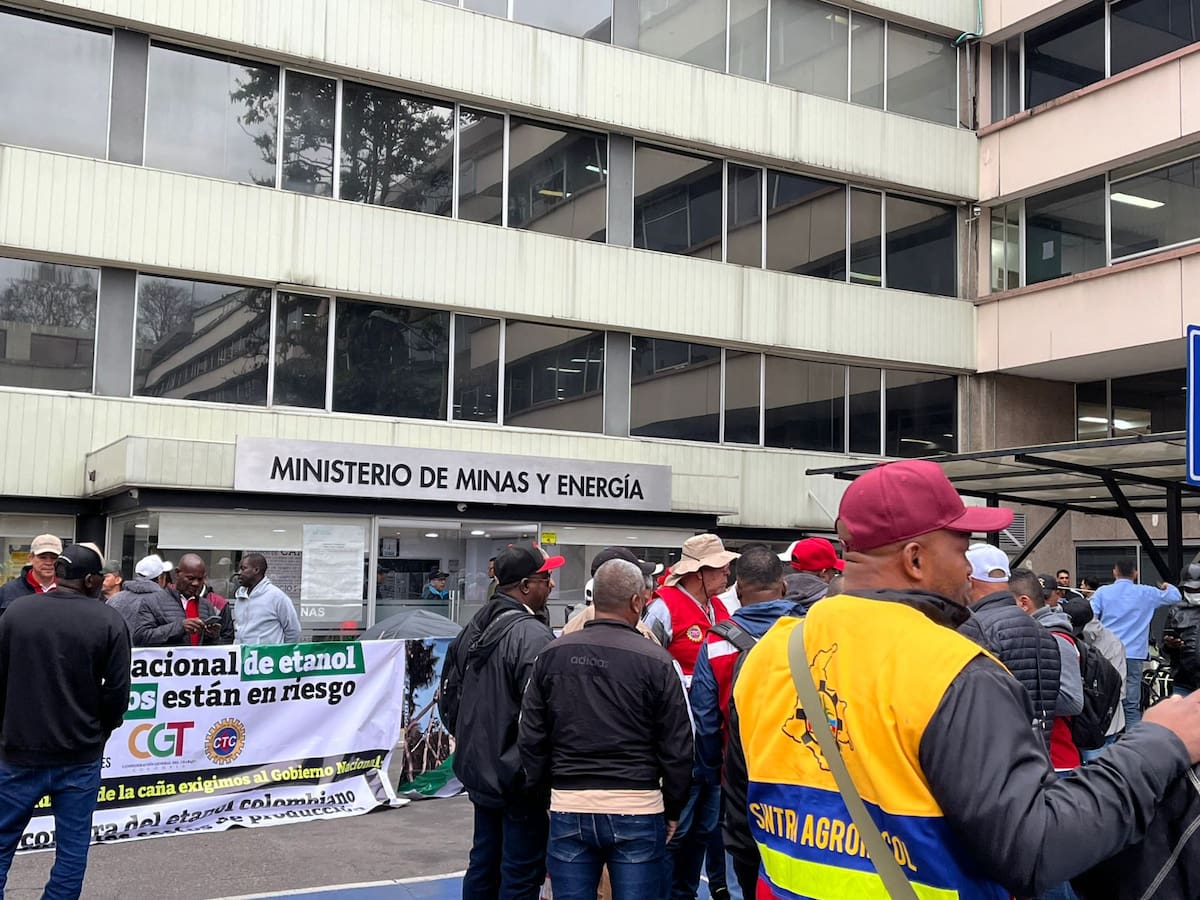 Sindicatos cañeros se toman el Ministerio de Minas en Bogotá: piden solución a crisis del etanol