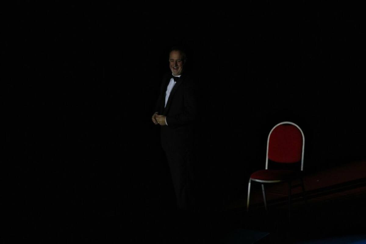 Los asistentes se colocaron de pie y por medio de aplausos recibieron a los seis integrantes del grupo.