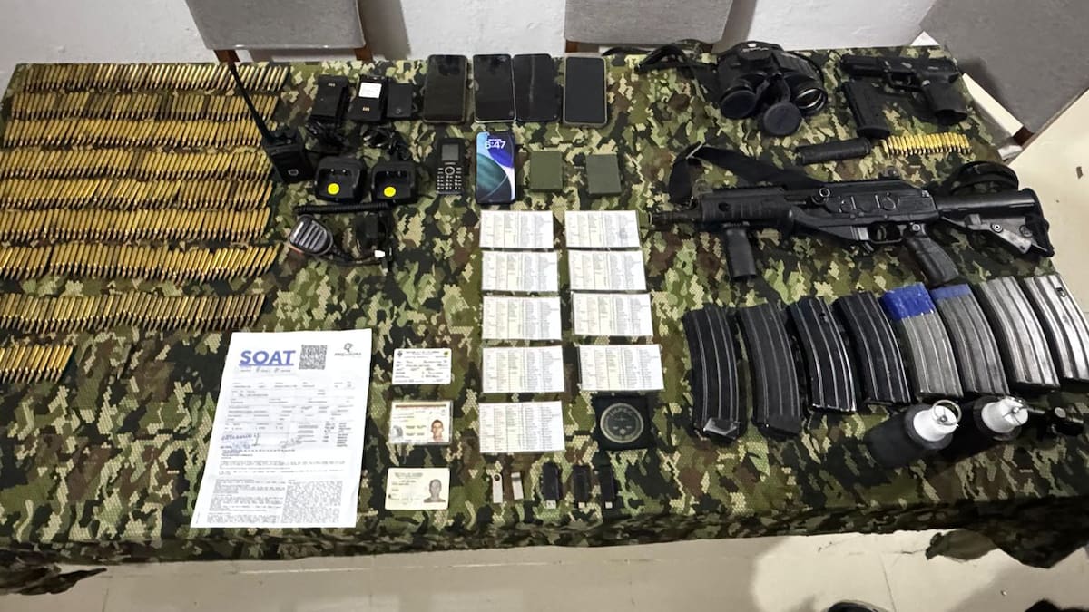 En vehículo hurtado y que provocó encuentro con fuerza pública autoridades descubren arsenal