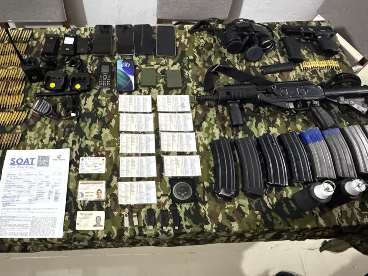 En vehículo hurtado y que provocó encuentro con fuerza pública autoridades descubren arsenal