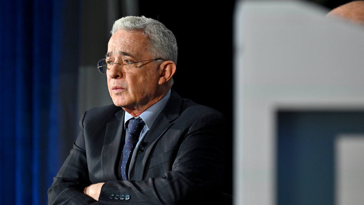 Lo que no pueden las Fuerzas Armadas es quedarse quietas por la orden de un Gobierno:Uribe